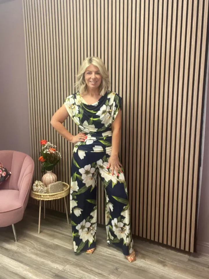 carbon_jersey_jumpsuit_na_5-2.webp Atom Jumpsuits | Occasionwear<CARBON JERSEY JUMPSUIT (NAVY/LILY PRINT)