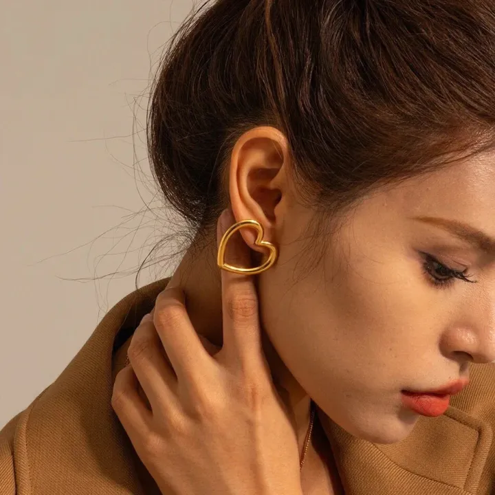heart_me_earrings_gold_0.webp Folie A Trois Jewellery<HEART ME EARRINGS (GOLD)