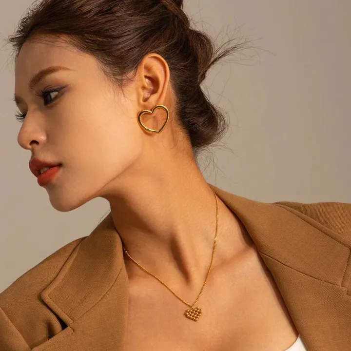 heart_me_earrings_gold_2.webp Folie A Trois Jewellery<HEART ME EARRINGS (GOLD)