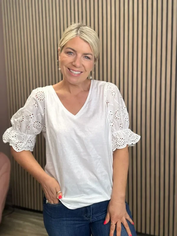 Ichi T-Shirts<JASMIRA BRODERIE ANGLAISE T-SHIRT (WHITE)