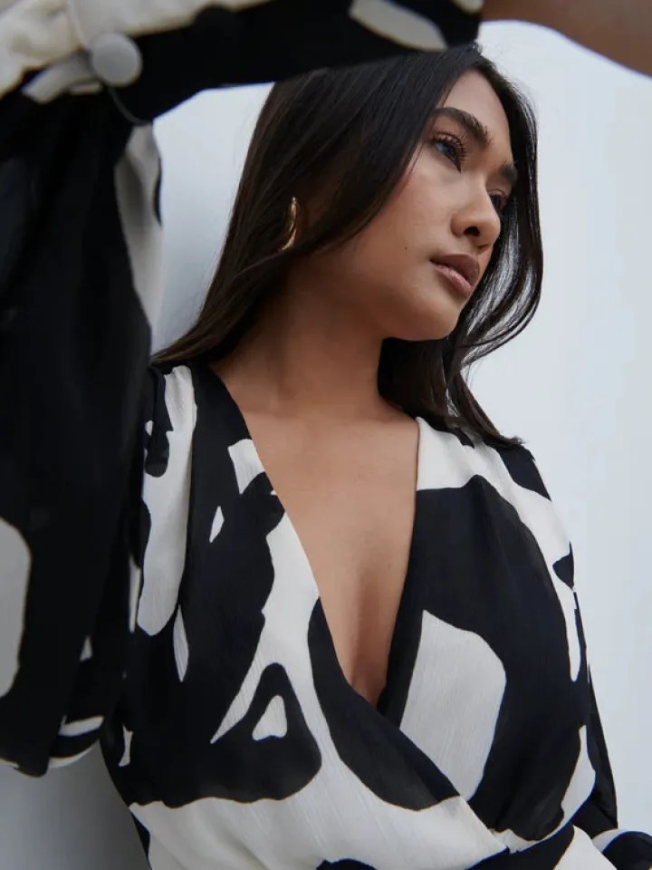 lilianna_balloon_sleeve_m_2.webp Pretty Lavish Occasionwear | Dresses<Lilianna Balloon Sleeve Midaxi Dress ( Abstract)