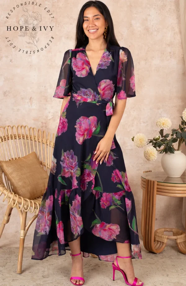 Hope & Ivy Occasionwear<THE ASHIA FLUTTER SLEEVE MAXI WRAP DRESS (NAVY/PINK) CURVE