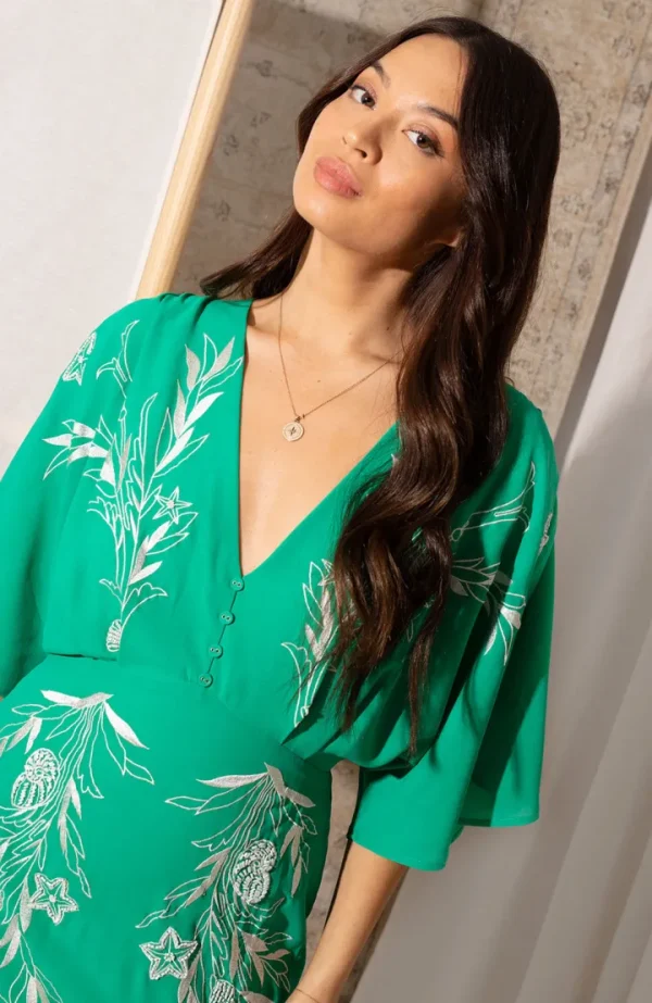 Hope & Ivy Occasionwear<THE FRANCES EMBROIDERED MIDI DRESS