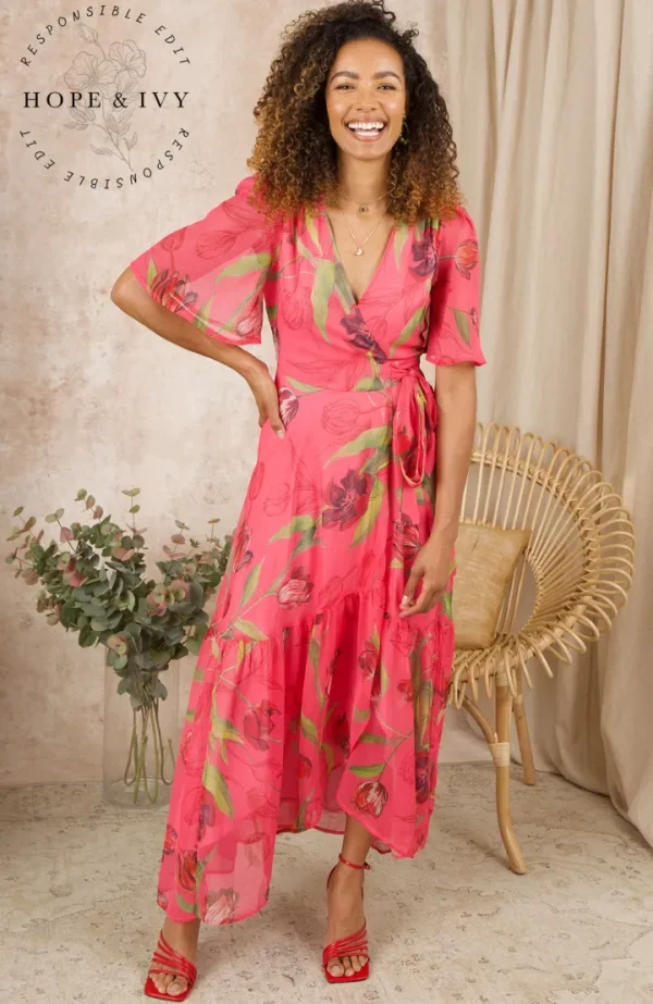 Hope & Ivy Occasionwear<THE HARMONY FLUTTER SLEEVE MAXI WRAP DRESS (PINK FLORAL)