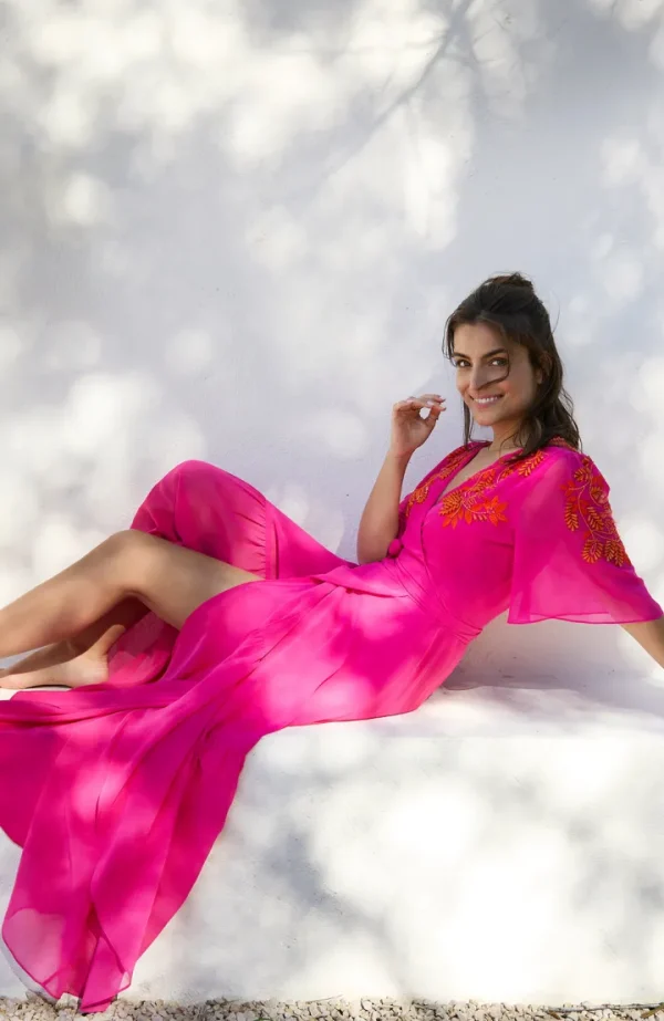 Hope & Ivy Occasionwear | Dresses<The Harriet Embellished Flutter Sleeve Maxi Dress (Pink/Orange)