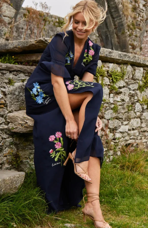 Hope & Ivy Occasionwear | Dresses<The Heather Embroidered Thigh Split Maxi Dress