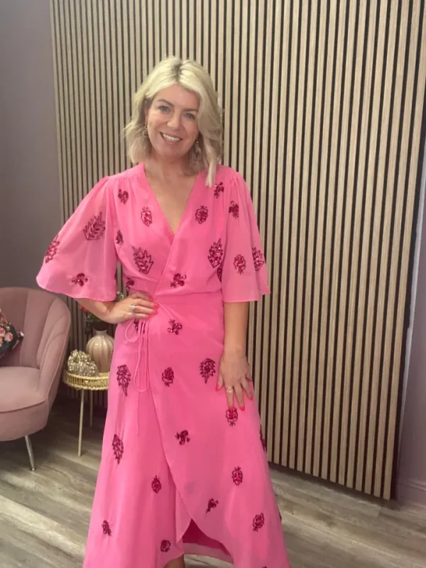 Hope & Ivy Occasionwear<THE HEBE EMBELLISHED WRAP DRESS WITH TIE WAIST AND FLUTTER SLEEVE (PINK/RED) CURVE