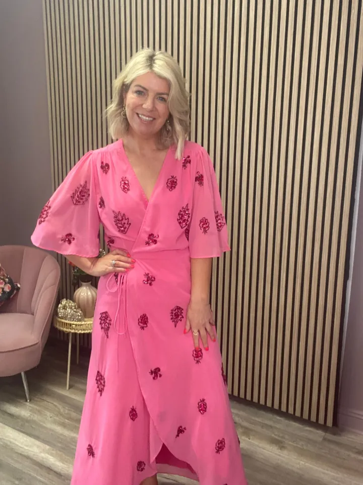 the_hebe_embellished_wrap_4.webp Hope & Ivy Occasionwear<THE HEBE EMBELLISHED WRAP DRESS WITH TIE WAIST AND FLUTTER SLEEVE (PINK/RED) CURVE