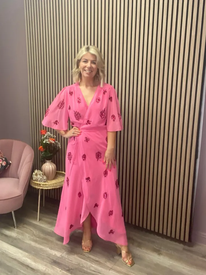 the_hebe_embellished_wrap_5.webp Hope & Ivy Occasionwear<THE HEBE EMBELLISHED WRAP DRESS WITH TIE WAIST AND FLUTTER SLEEVE (PINK/RED) CURVE
