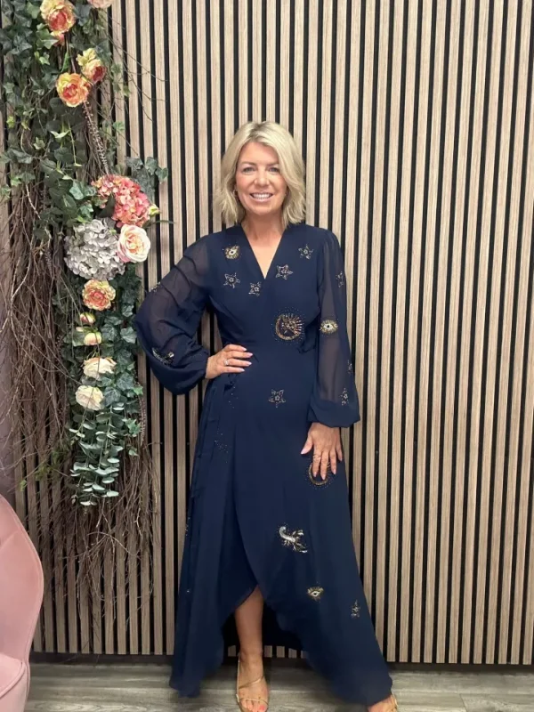 Hope & Ivy Occasionwear | Dresses<The Kai Embellished Blouson Sleeve Wrap Dress
