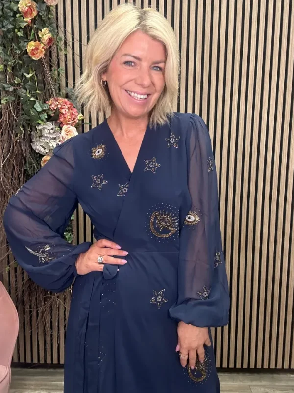 Hope & Ivy Occasionwear | Dresses<The Kai Embellished Blouson Sleeve Wrap Dress