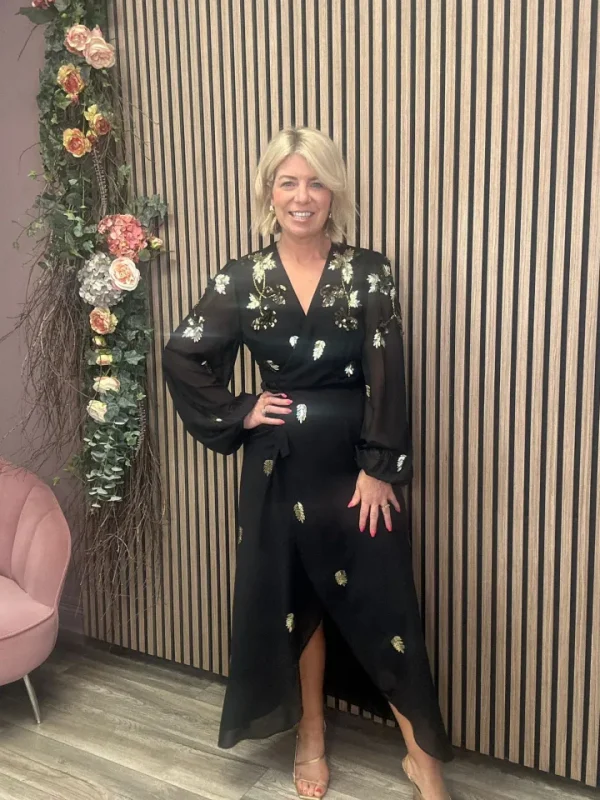 Hope & Ivy Occasionwear | Dresses<The Melanie Embellished Wrap Dress (Black)